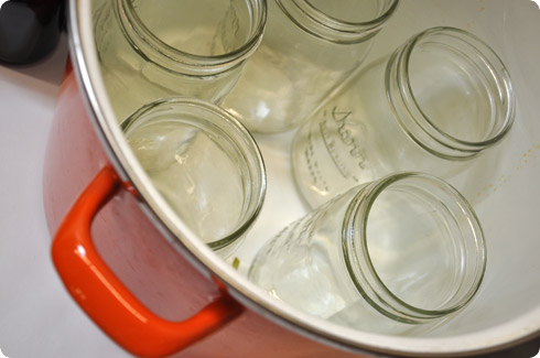 Pot that can fit several jars